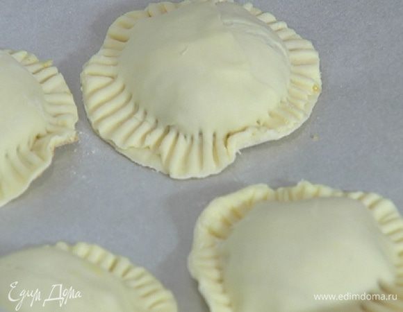 Противень выстелить бумагой для выпечки и выложить пирожки. 