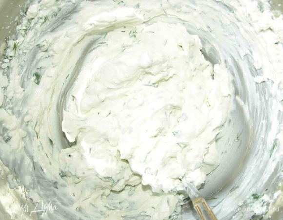 Взбить миксером йогурт, брынзу,  мелко порубленную зелень 10 грамм (укроп, петрушку) в крем. 