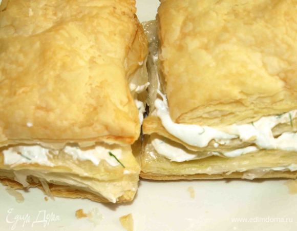 Перемазываем коржики кремом из брынзы.