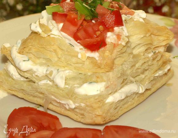 Смазываем верхушку кремом и украшаем мелко порубленным помидором и зеленью. Отправляем в холодильник на 30 минут - 1 час.

Приятного аппетита
