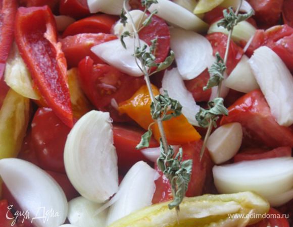 Выложить в форму нарезанные овощи, лавровый лист и тимьян ( чабрец или душица).
Засыпать сахар, соль, перец, влить вино.

