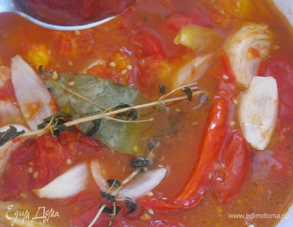 Переложить запеченные овощи  в объемную кастрюлю, 
добавить уксус и томатную пасту, и томить на среднем огне час-полтора, пока жидкость существенно не испарится и соус не загустеет.
*Я варила 1.5 часа.
Убрать лавровый лист и веточки тимьяна.