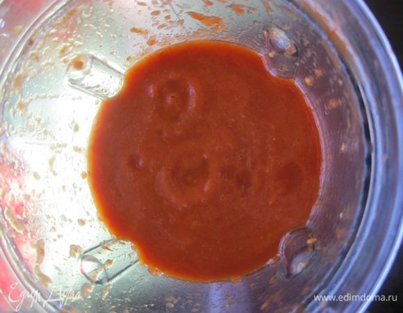 Готовый соус пюрировать или протереть через сито.

