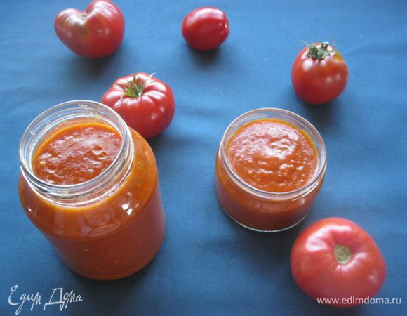 Баночки  простерилизовать , разлить готовый соус и закрыть крышками ( тоже простерилизованными).

Хранить в холодильнике.
Можно закатать соус на зиму)