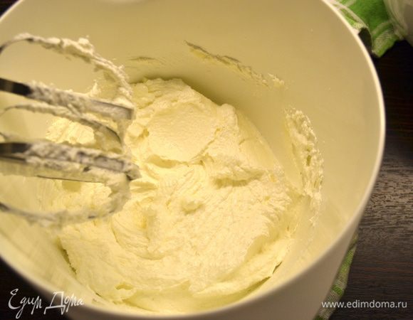 Размягченное масло взбить с сахаром до пышного состояния и до полного растворения сахара.