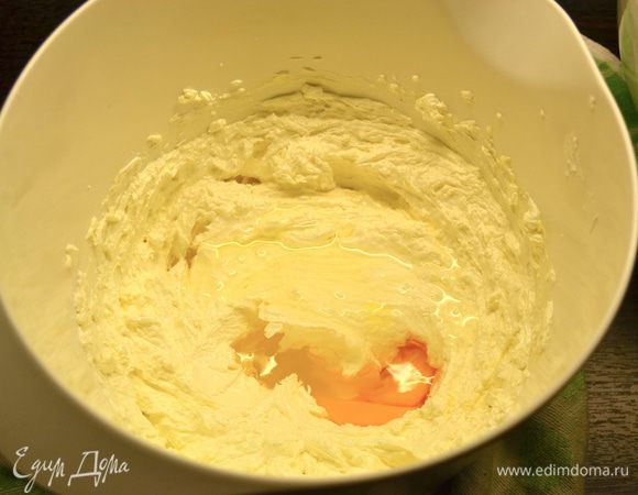 Добавить по одному яйца, каждый раз взбивая...