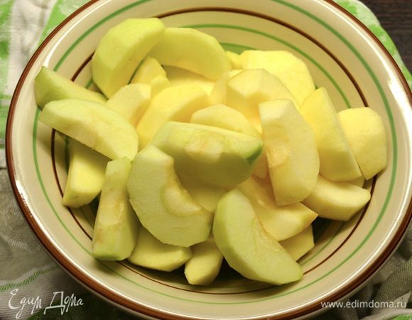 Яблоки нарезать достаточно крупно, если яблоки некрупные (как у меня), то просто на четвертинки. По желанию можно залить их ромом (заранее) и оставить постоять. Учитывая, что я готовила пирог детям, я не стала заливать яблочки! Они все равно получились необыкновенно вкусными в этом бисквите!!!......