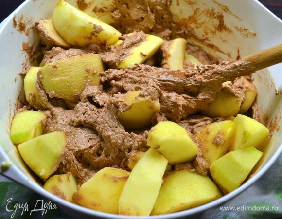 Выложить яблоки в тесто и перемешать.