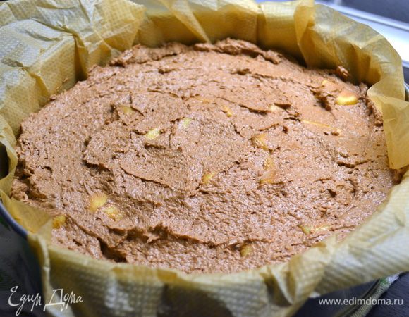 Переложить все в форму (диаметр 24 см), застеленную пекарской бумагой и разровнять.