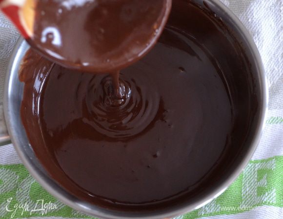 Приготовить глазурь. На водяной бане растопить кусочки шоколада в сливках... Размешать, чтобы не было комочков!
