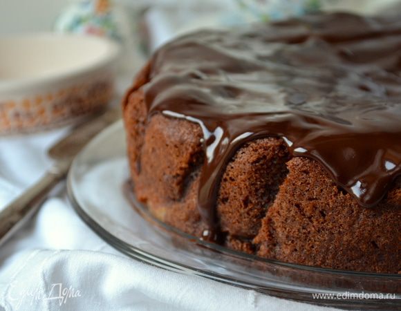 Залить остывший пирог шоколадной глазурью!... Это просто наслаждение! )))