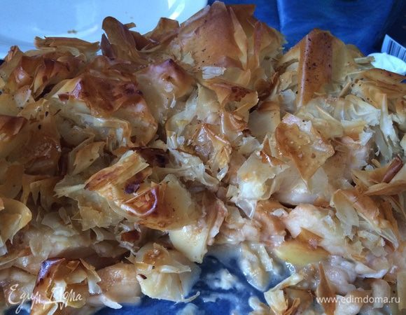 Это просто must have рецепт с шариком мороженного (например  посмотрите у меня 4 сыра мороженное) это вообще небесная еда. Легче и интереснее шарлотки на мой вкус , нежная начинка и хрустящий верхний слой.. 