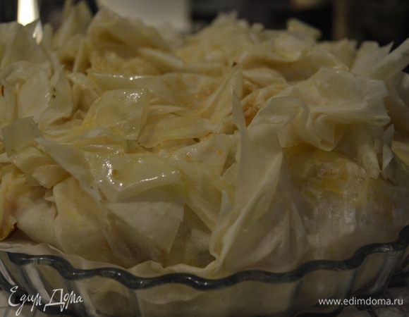 Укрываем наш пирог вуалью, делая характерные неровности (как скомканная ткань ). Немножко смазываем растопленным маслом. 