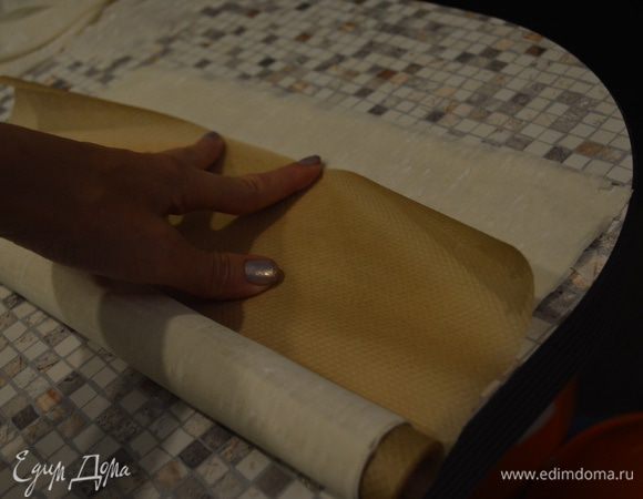 Оставшееся фило в рудет с пекарской бумагой и морозилку.