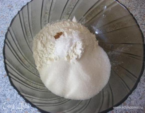 В миску просеять муку, добавить соль, сахар, разрыхлитель ( или соду) и корицу.