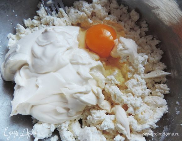 Брынзу раскрошить, добавить творог, соль, сметану, яйцо и все растереть вилкой. Полной однородности добиваться необязательно. Главное все хорошо перемешать.