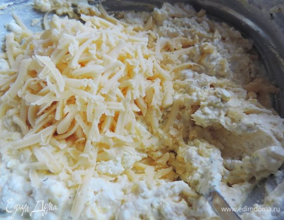 Теперь добавляем натертый на терке сыр.