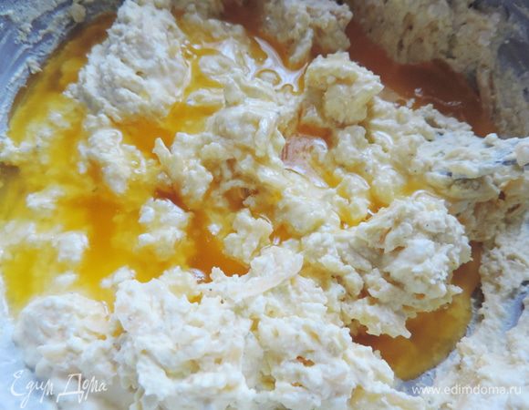 Вливаем растопленное и охлажденное сливочное масло. Перемешиваем до однородности.