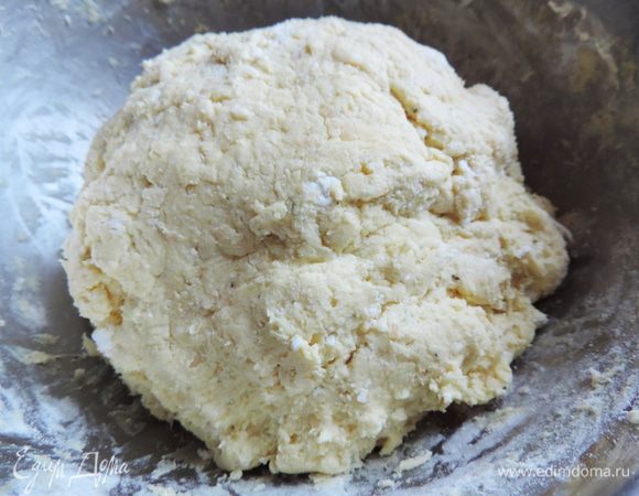 Добавляем муку, разрыхлитель (пакетик рассчитанный на 0,5кг муки), куркуму и сухие травки. Замешиваем тесто. Оно получается мягким и довольно липким.