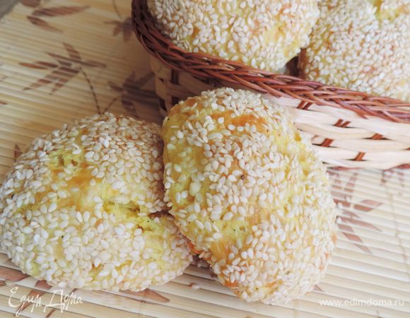 Выпекаем в разогретой до 180 градусов духовке 20-25 минут до красивого золотистого цвета. Готовность можно проверить зубочисткой или еще проще - разломать одну из булочек.