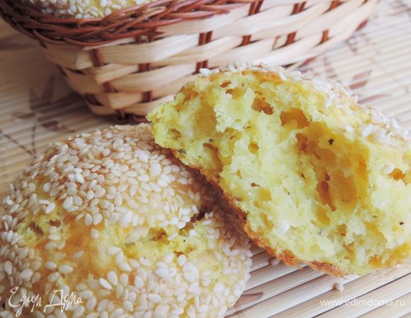 Кушаем булочки горячими, теплыми или холодными. Просто божественно со сладким чаем или кофе.
А вот и булочка в разломе. Приятного аппетита!!!