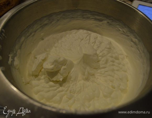 В блендере смешать все ингредиенты для основы. Очень рекомендую заранее их достать из холодильника, при комнатной температуре они значительно легче начинают друг с другом дружить. Мягкое масло взбить, добавить сливочный сыр и остальные ингредиенты. Пару раз блендер тормознуть и силиконовым скребком "стенки пособирать" (теоретически сливочный сыр  можно на жирный творог заменить, но первый раз все же рекомендую несильно в эксперименты уходить).
Разделить массу на три равные части.