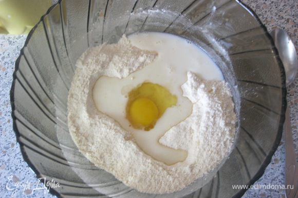 Добавить яйцо, ванильную эссенцию и молоко, перемешать, до однородности.