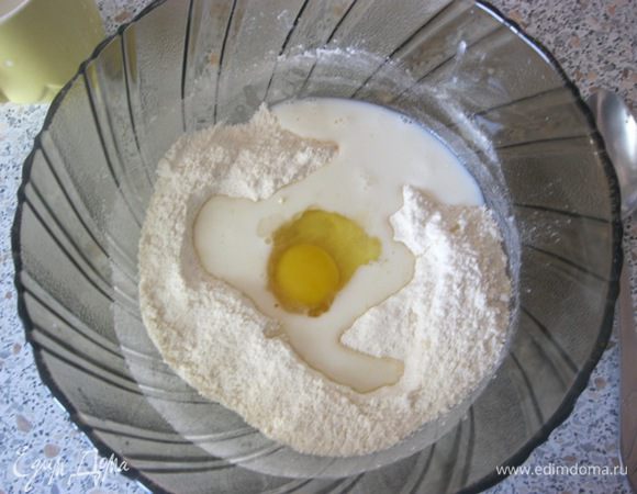 Добавить яйцо, ванильную эссенцию и молоко, перемешать, до однородности.