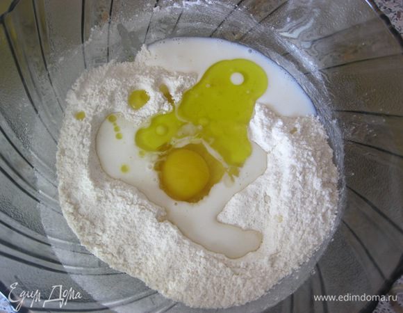 Добавить оливковое масло и кипяток, перемешать.