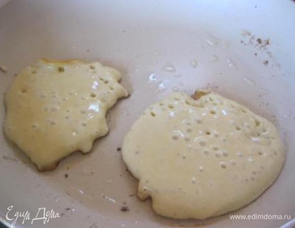 В сковороде разогреть растительное масло на среднем огне.
Выкладывать оладьи столовой ложкой по 2 ст.л на одну оладушку).
Жарить на одной стороне до появления пузырьков примерно 40 секунд,