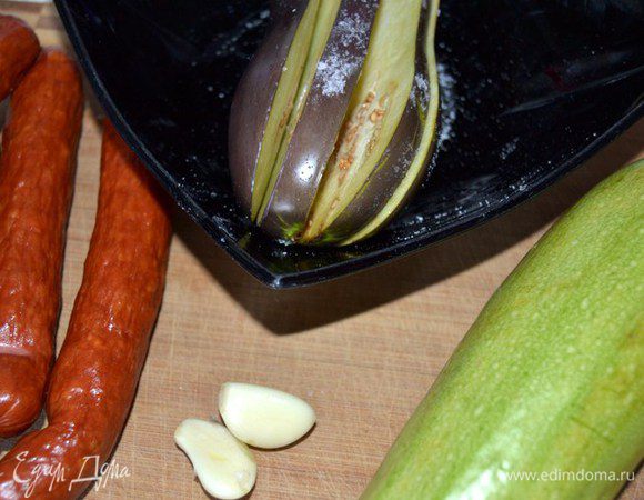 Из этого количества,у меня получилось три кекса.Баклажан надрезать и присыпать солью,затем отжать и мелко нарезать.Чеснок измельчить.