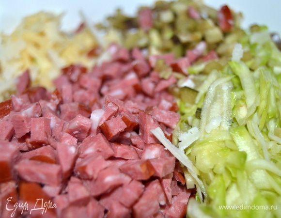 Колбаски мелко нарезать,если у вас острые,то уменьшайте количество соли и перца.Кабачок натереть на крупной терке.