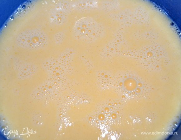 Яйца смешать с молоком и маслом.