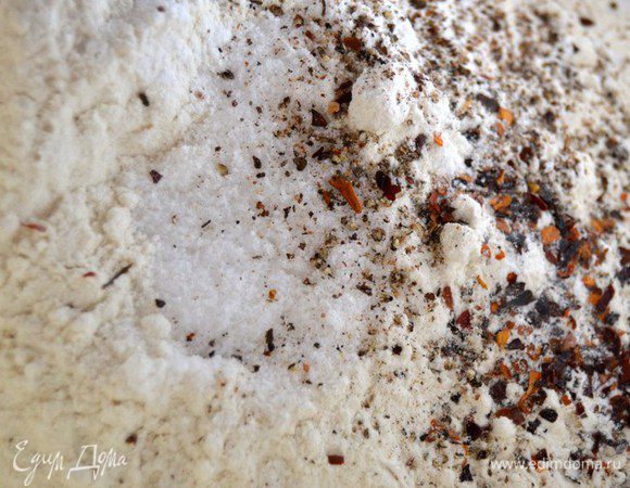 Муку просеять,добавить разрыхлитель,соль,перец,у меня еще добавлен перец разновидность чили"гуахильо"