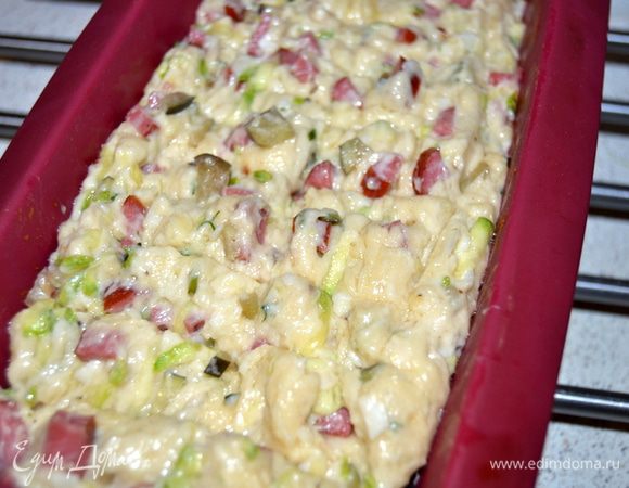 Выкладываем в форму.У меня силиконовая,если брать другую,то нузно выстелить пекарской бумагой.