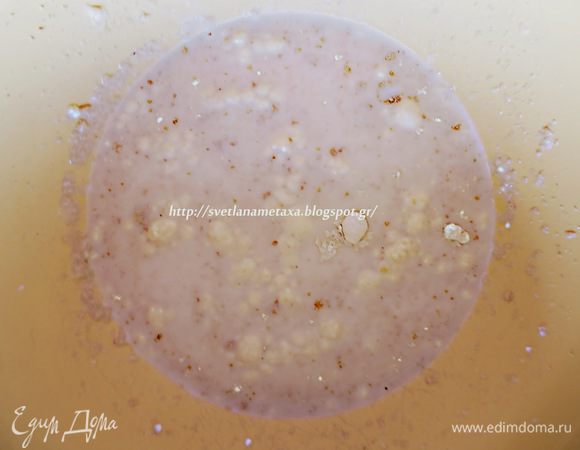 Как обычно, вначале подготовим опару. Половину молока слегка нагреваем, высыпаем дрожжи, добавляем 1 ст.л. сахара, 2 ст.л. муки, перемешиваем, накрываем и оставляем на 15-20 минут.