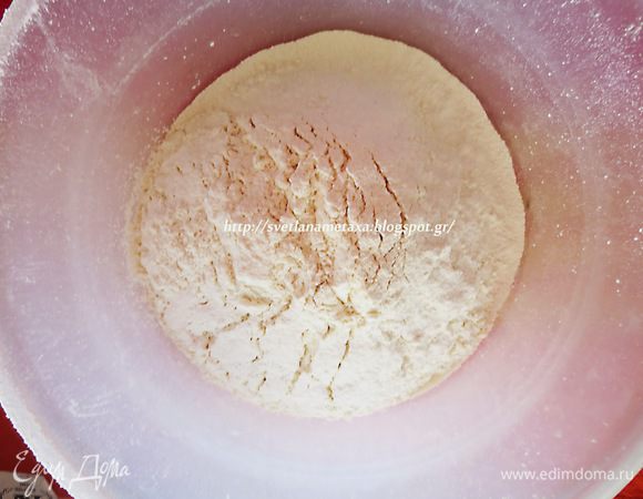 Остальную муку просеиваем в большую миску