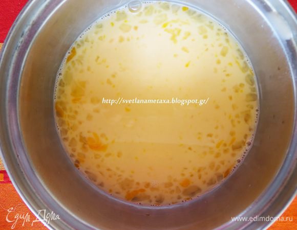 Оставшееся молоко опять слегка нагреваем, добавляем сахар и 2 яйца, перемешиваем смесь. В процессе замеса теста, посмотрите, если молока будет маловато, то добавьте еще немного.