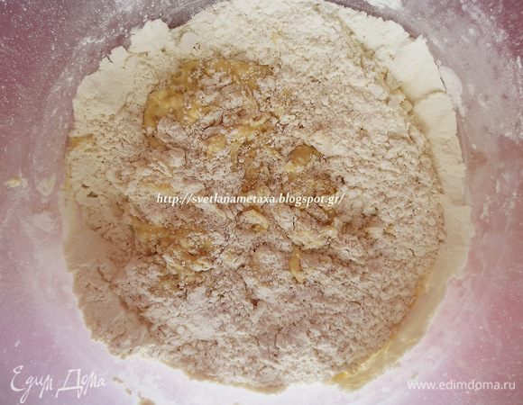 В  молочно-яичную смесь добавляем опару и постепенно муку.
