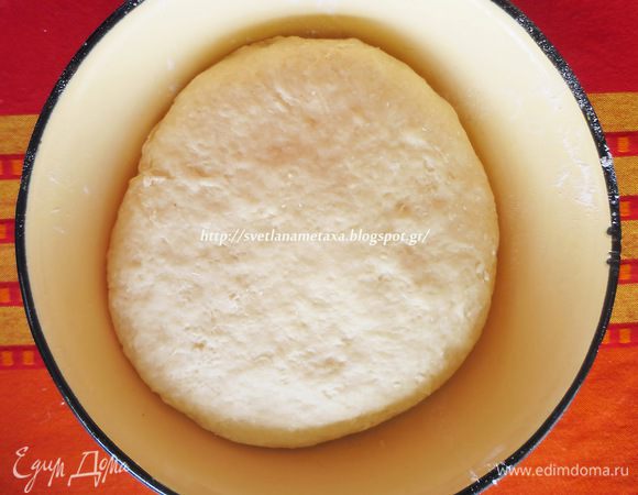 Замешиваем гладкое, не тугое тесто