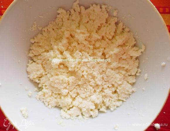 Между делом готовим начинку. В творог добавляем мед и хорошо перемешиваем.