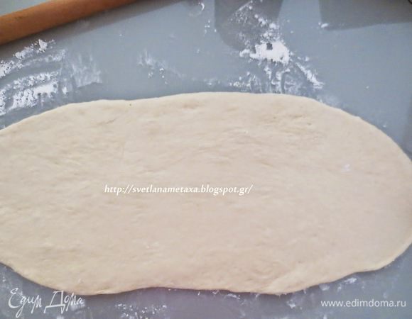 Формируем пирог.
Из теста раскатываем овальную лепешку, не тонкую