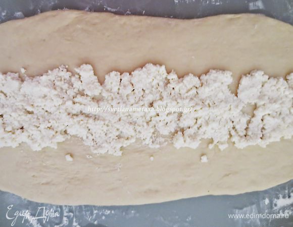 В середину лепешки равномерно выкладываем творожно-медовую начинку