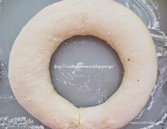 Сначала залепляем края, делаем рулетик, затем соединяем концы, формируем кольцо