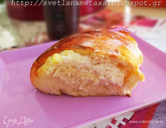 Смазываем пирог взбитым желтком и оставляем на 15 минут. После чего выпекаем в предварительно разогретой духовке, при температуре 200 градусов 30-40 минут ( в зависимости от духовки)

Приятного чаепития!!!!