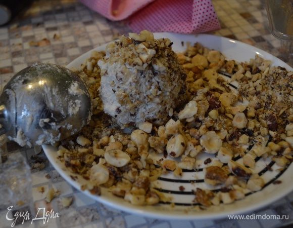 Для шариков "Рокфор": к первой части основы подмешать мелко рубленый шалот, раскрошенный голубой сыр и бренди (или хороший виски или коньяк). Завернуть в пленку, убрать в холодильник. Можно и в морозилку, если вечеринка через неделю, потом просто за два дня до события медленно разморозите в холодильнике :) А так в холодильник  от 30 мин до часа, чтобы масса затвердела немного - так удобнее формировать шары потом. Затвердела, достаем, ложкой для мороженого формируем шарики и обваливаем их в рубленых грецких орехах...