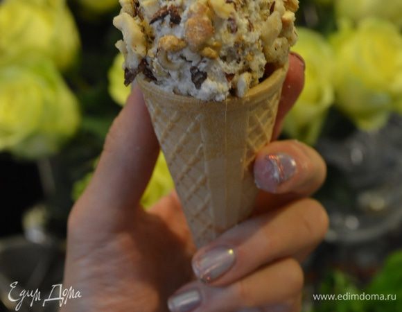 Далее дело сугубо личное и творческое. "Рокфорчики" я разложила в вафельные конусы для мороженого, они у меня из магазина, нейтральные по вкусу.