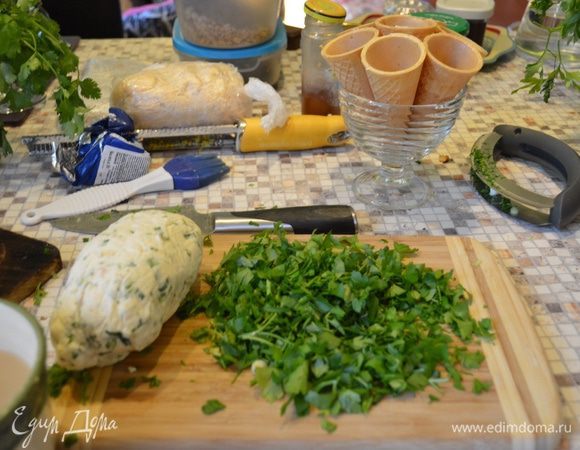 Для шариков "Шавру" ко второй части основы подмешиваем мягкий козий сыр, мелко рубленый зеленый лук. Далее  этап с охлаждением, только на этот раз шарики обваливаем в мелко рубленой петрушке. Если найдете кудрявую - получится абсолютный декадентский "шик-модерн" :))) "Шаврики" я тоже в конусы определила.