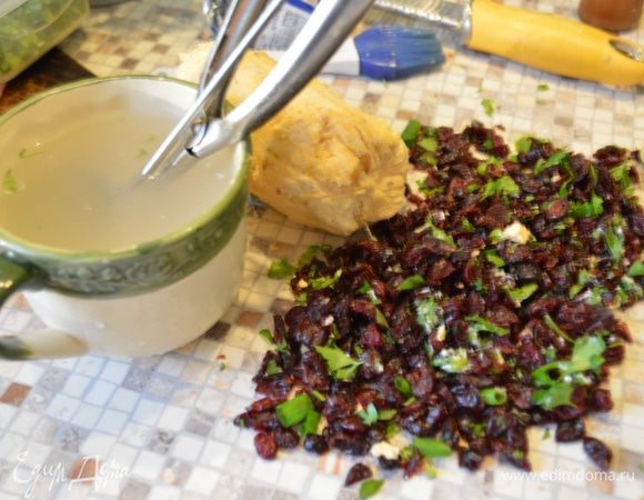 Для шариков "Чеддер" к основе подмешиваем тертый Чеддер и ВНИМАНИЕ две столовые ложки любого пряного чатни (его нет в списках ингредиентов, и я не знаю как его туда записать- можно кстати кто знает как в таких случаях грамотно поступать?:)) Если чатни нет никакого возьмите 2 ложки кислого варенья (вишня ,смородина, клюква) и добавьте к варенью немного острого перца и половину чайной ложки смеси специй типа Гарамм Массала.
Далее этап охлаждения и обваливаем в рубленой клюкве. Разложила по тарталеткам. Ложку поле каждого шарика смываем в чашке с горячей.