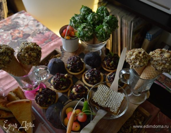 Моя сервировка, мед в сотах, несколько свежих инжиров, палочки гриссини, мини-марципаны в виде фруктов, кростини ... Та-даааам. 